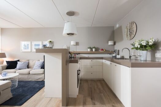 Die super dezent in den Wohnbereich integrierte Küche