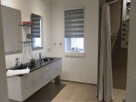 Bad 1 mit Doppelwaschbecken