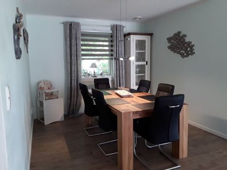 Der Essbereich mit Kinderhochstuhl