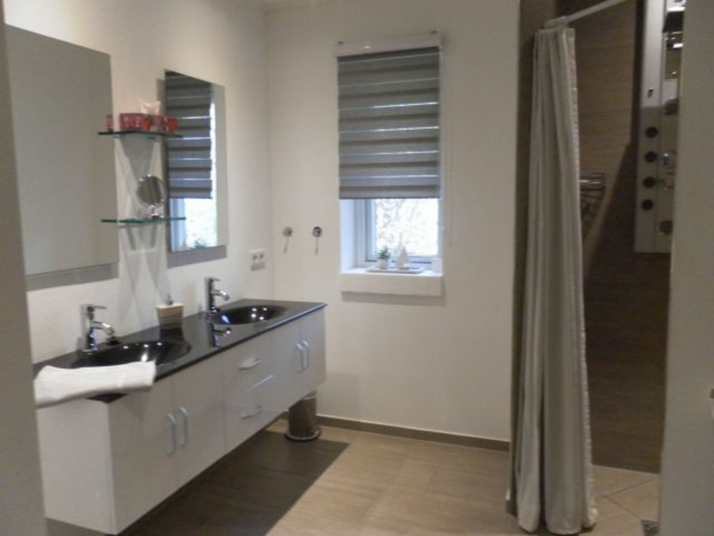 Bad 1 mit Doppelwaschbecken