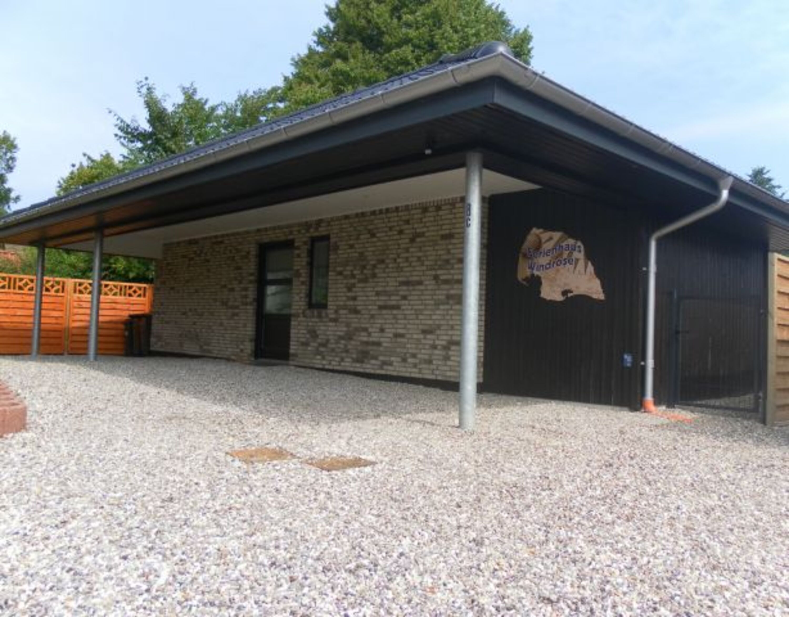 Eingang mit Carport