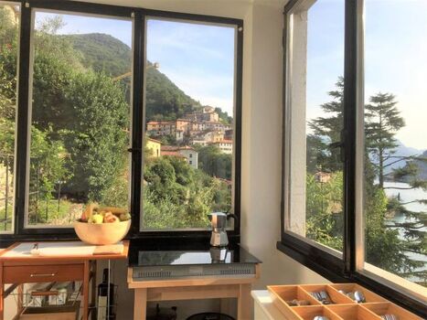 Appartement Breva: Kueche mit bezauberender Sicht auf  See und Dorf