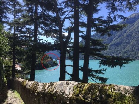 Das Pfad vor der Villa Fuehrt zum Ufer (etwa 120 Meter zu Fuss)