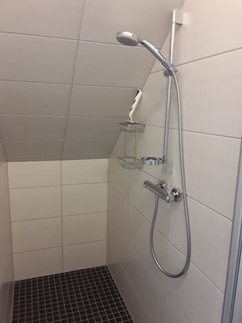 ebenerdige geräumige Dusche im Obergeschoss