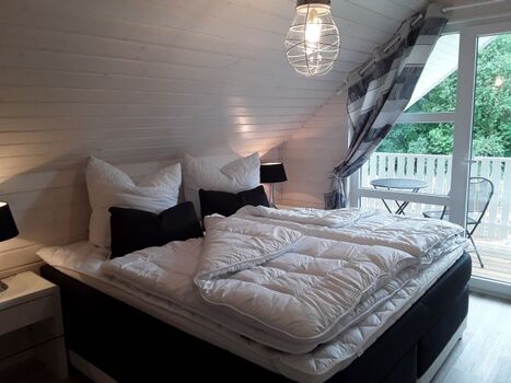 2. Schlafzimmer im Obergeschoss mit Balkon