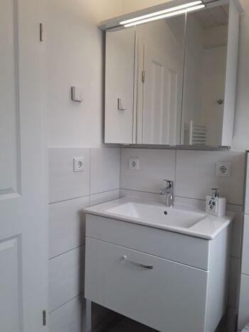 Viel Stauraum am Waschplatz. Ein Fön ist vorhanden