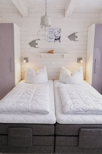 Schlafzimmer im Erdgeschoss mit Boxspringbett