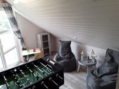 Das Freizeitzimmer im Obergeschoss