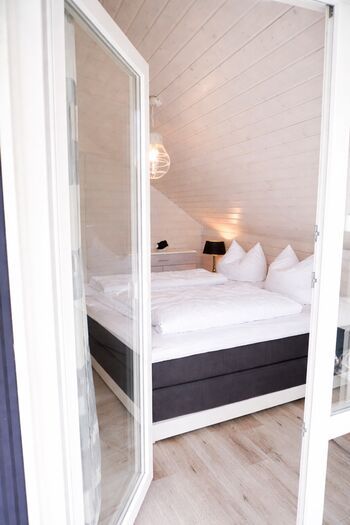 2. Schlafzimmer im Obergeschoss mit Balkon