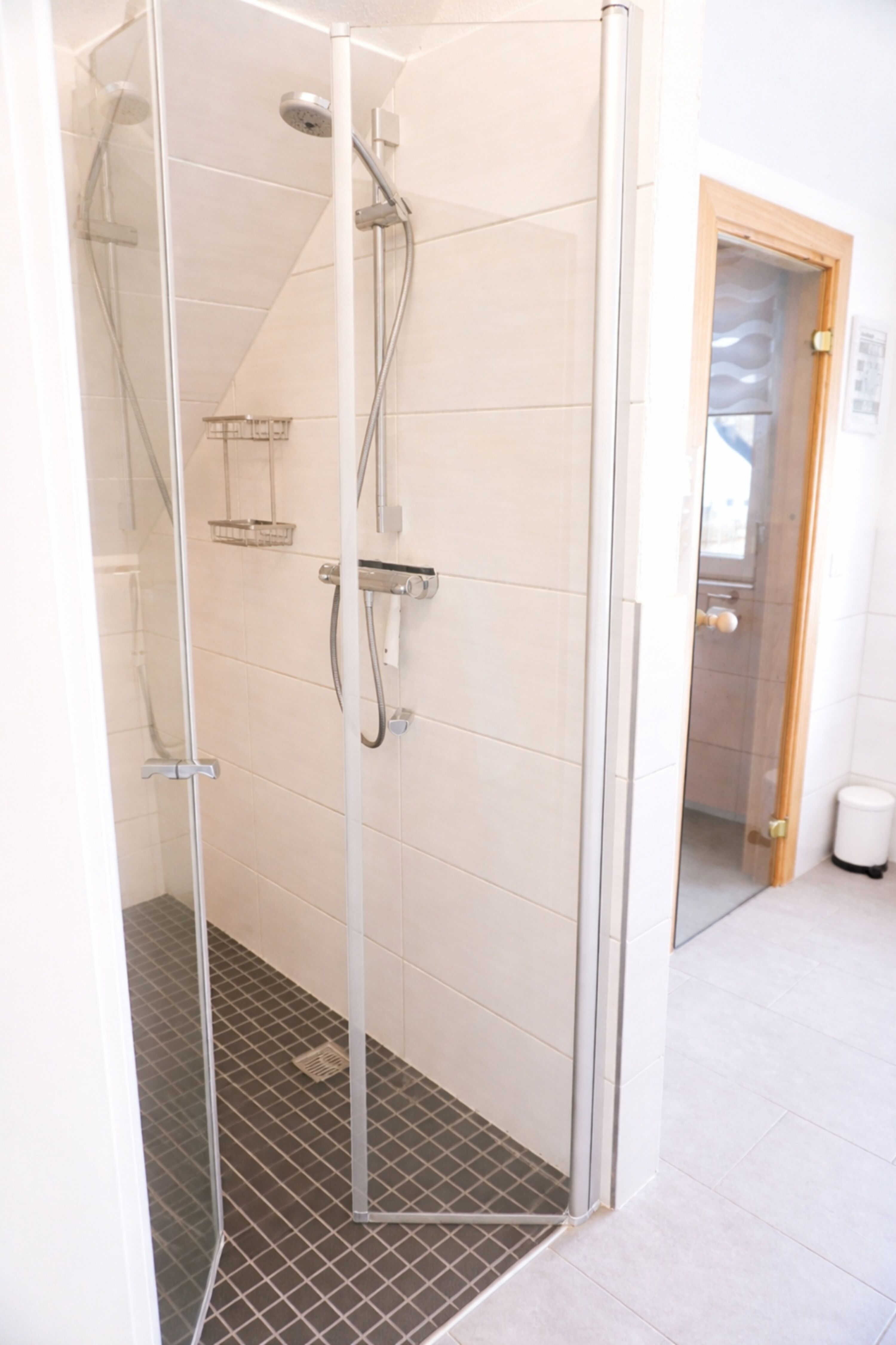 geräumige Dusche im Obergeschoss