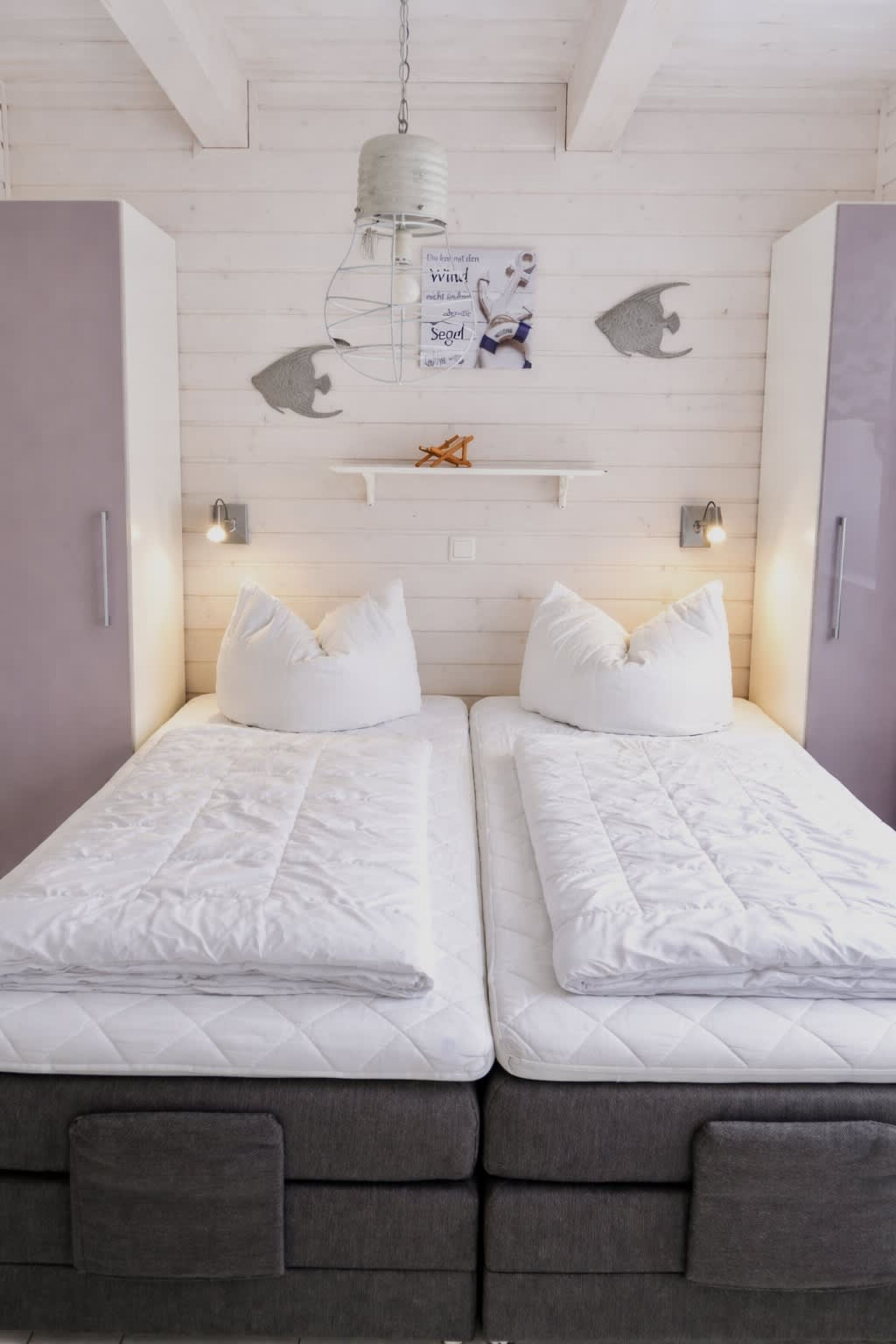 Schlafzimmer im Erdgeschoss mit Boxspringbett