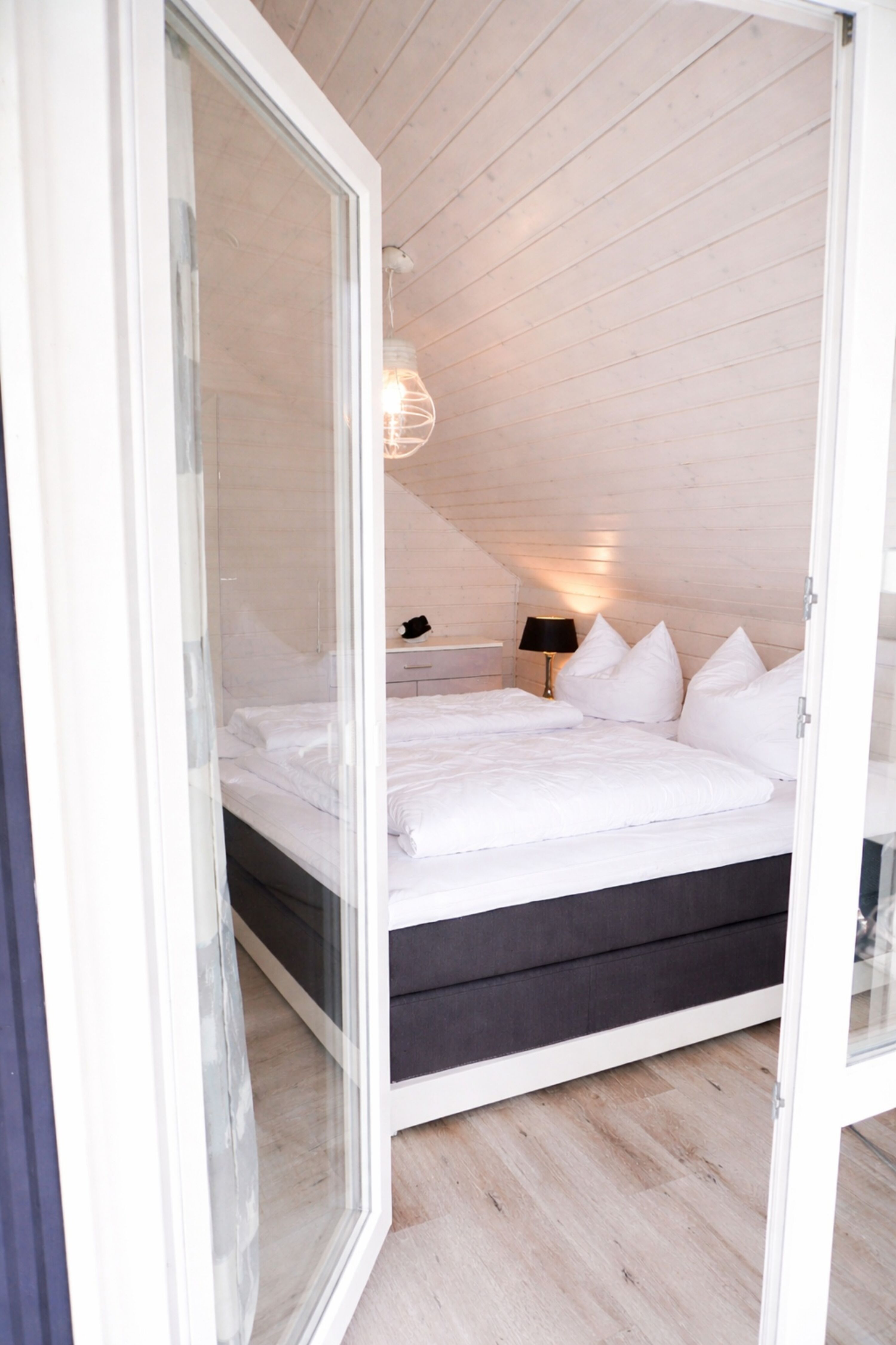 2. Schlafzimmer im Obergeschoss mit Balkon