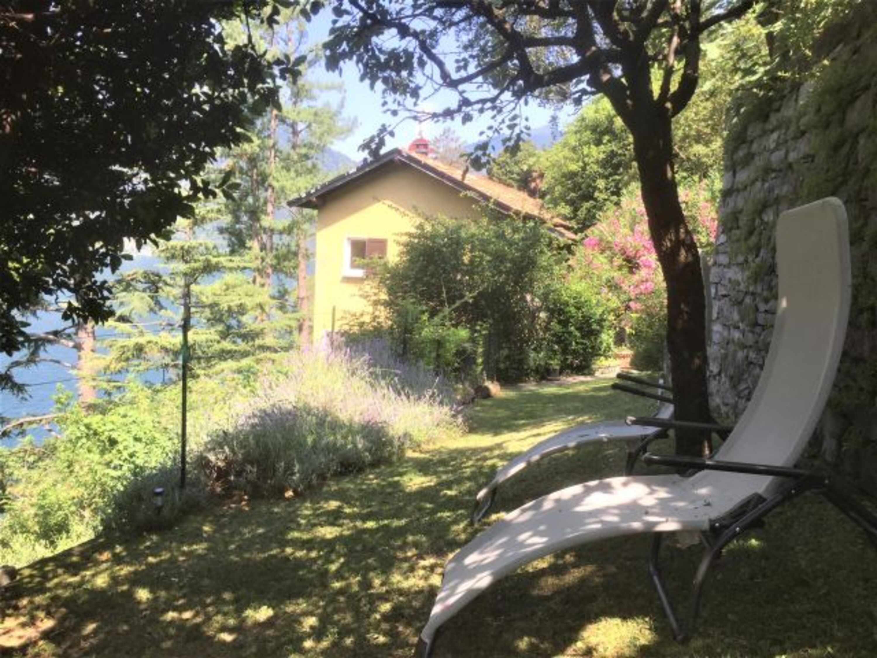 Im Garten finden Sie Sonne und Schatten