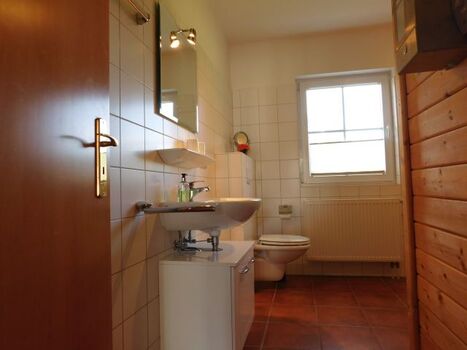 Bad mit WC, Dusche und Sauna im EG