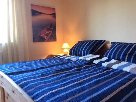 Schlafzimmer 1 mit Doppelbett und Kinderbett