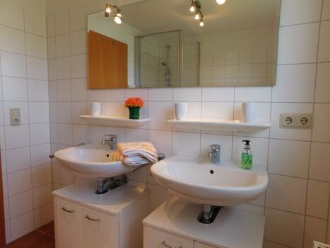 Bad mit Doppelwaschbecken, Dusche, Bidet und WC im OG