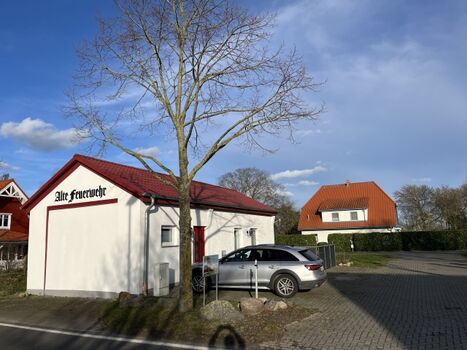 Blick auf die Alte Feuerwehr und Boddenliebe