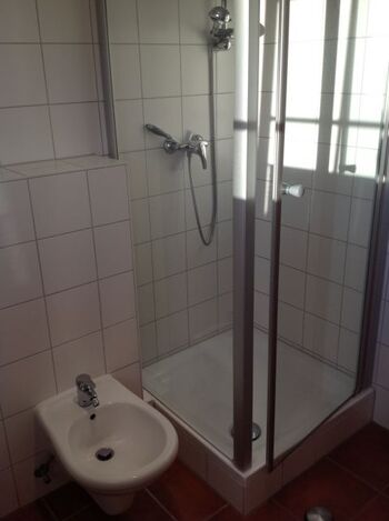 Dusche und Bidet im OG
