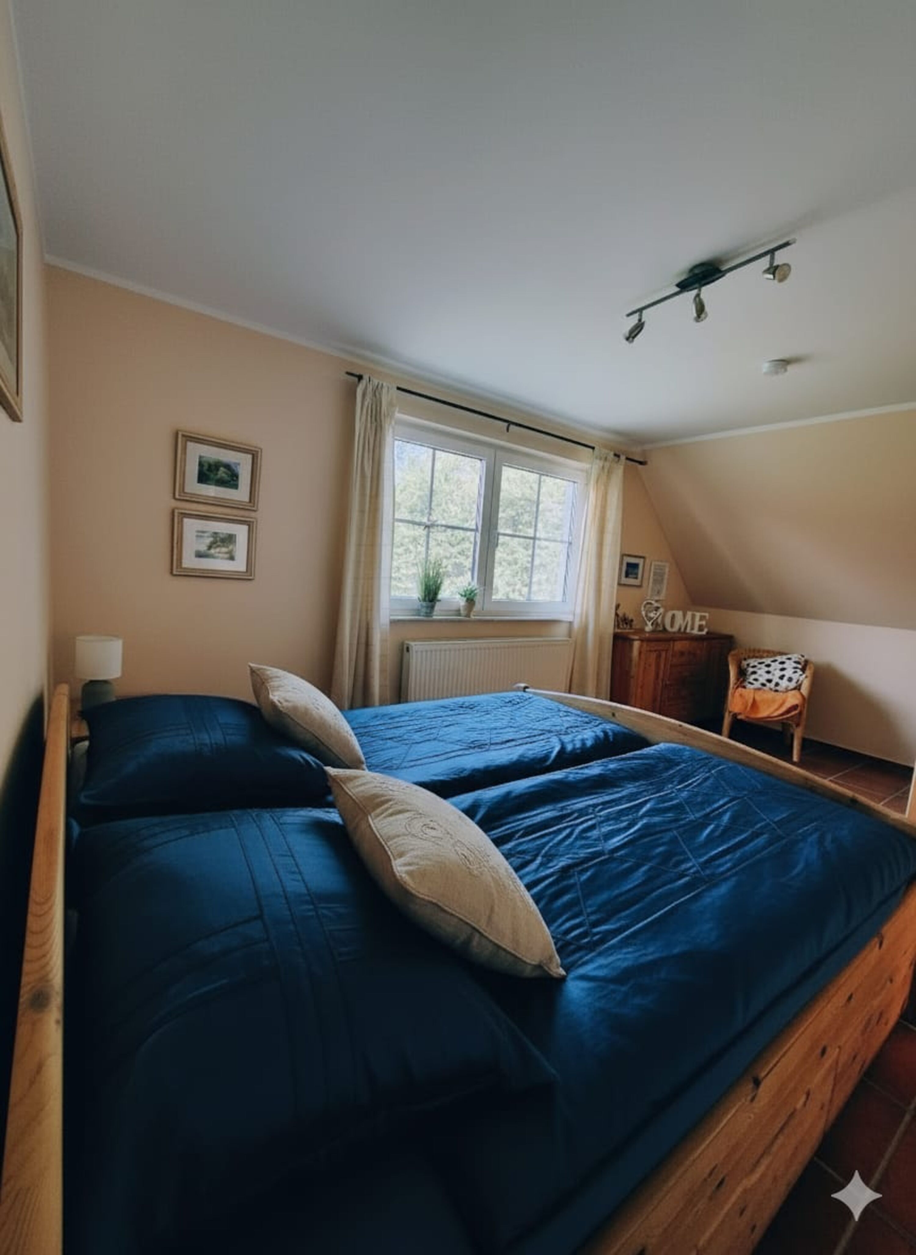 Schlafzimmer 1