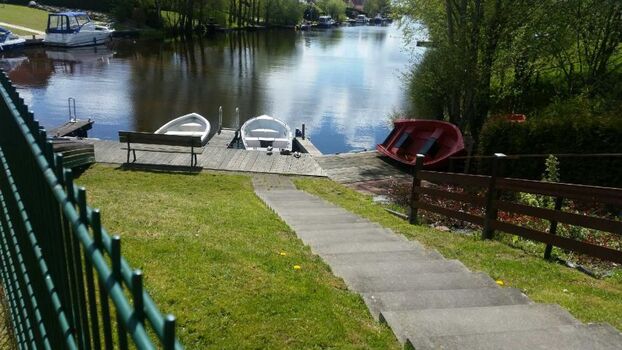 nur wenige Schritte  vom Garten zum Bootssteg