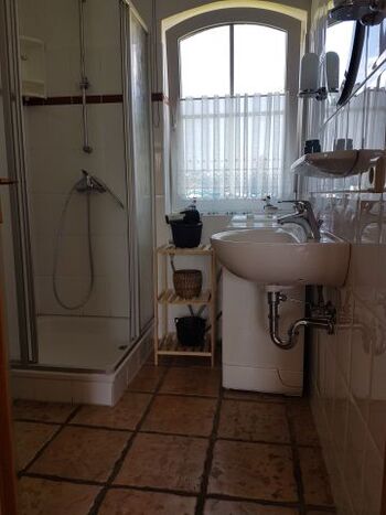 Badezimmer mit Waschmaschine unten