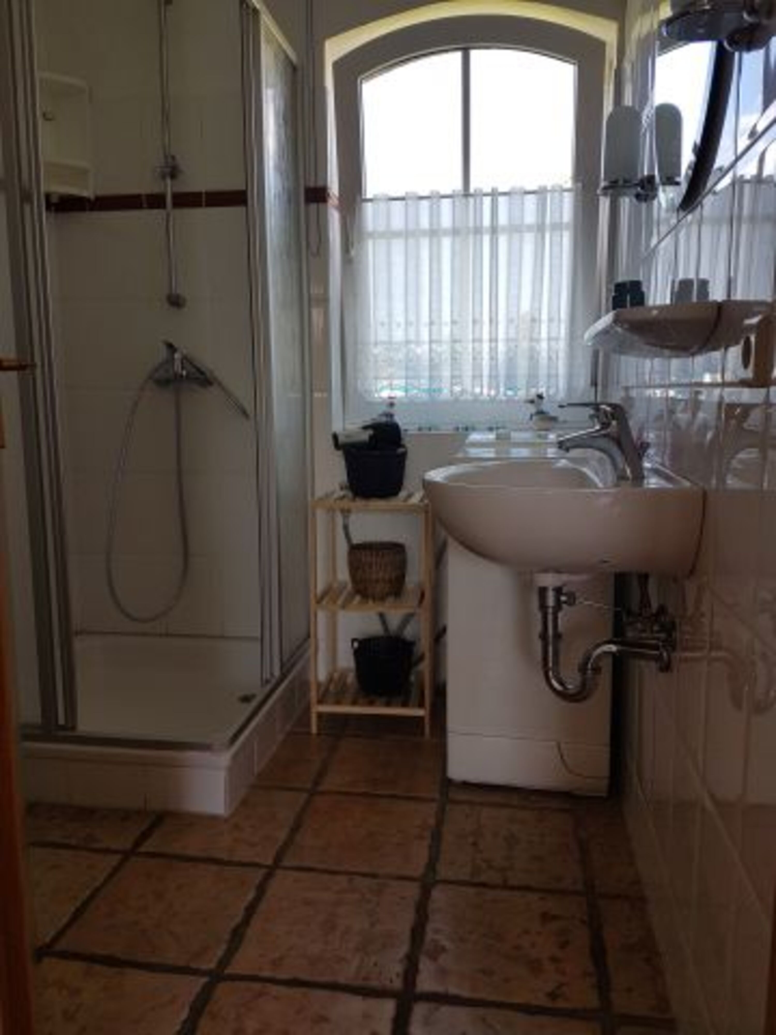 Badezimmer mit Waschmaschine unten