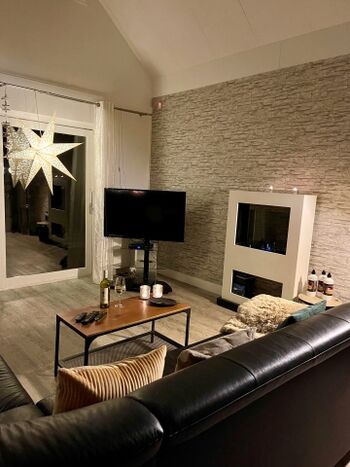 Offener Wohnbereich in gemütlicher, weihnachtlicher Atmosphäre