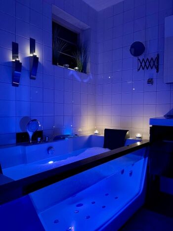 Gläserne Badewanne für zwei mit Lichttherapie im EG