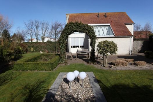 Blick vom Garten auf das Haus