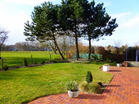 Blick von der umlaufenden Terrasse auf den Golfplatz