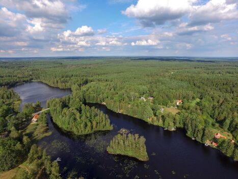 Unten links im Bild das Haus Sjövillan (Haus 18)