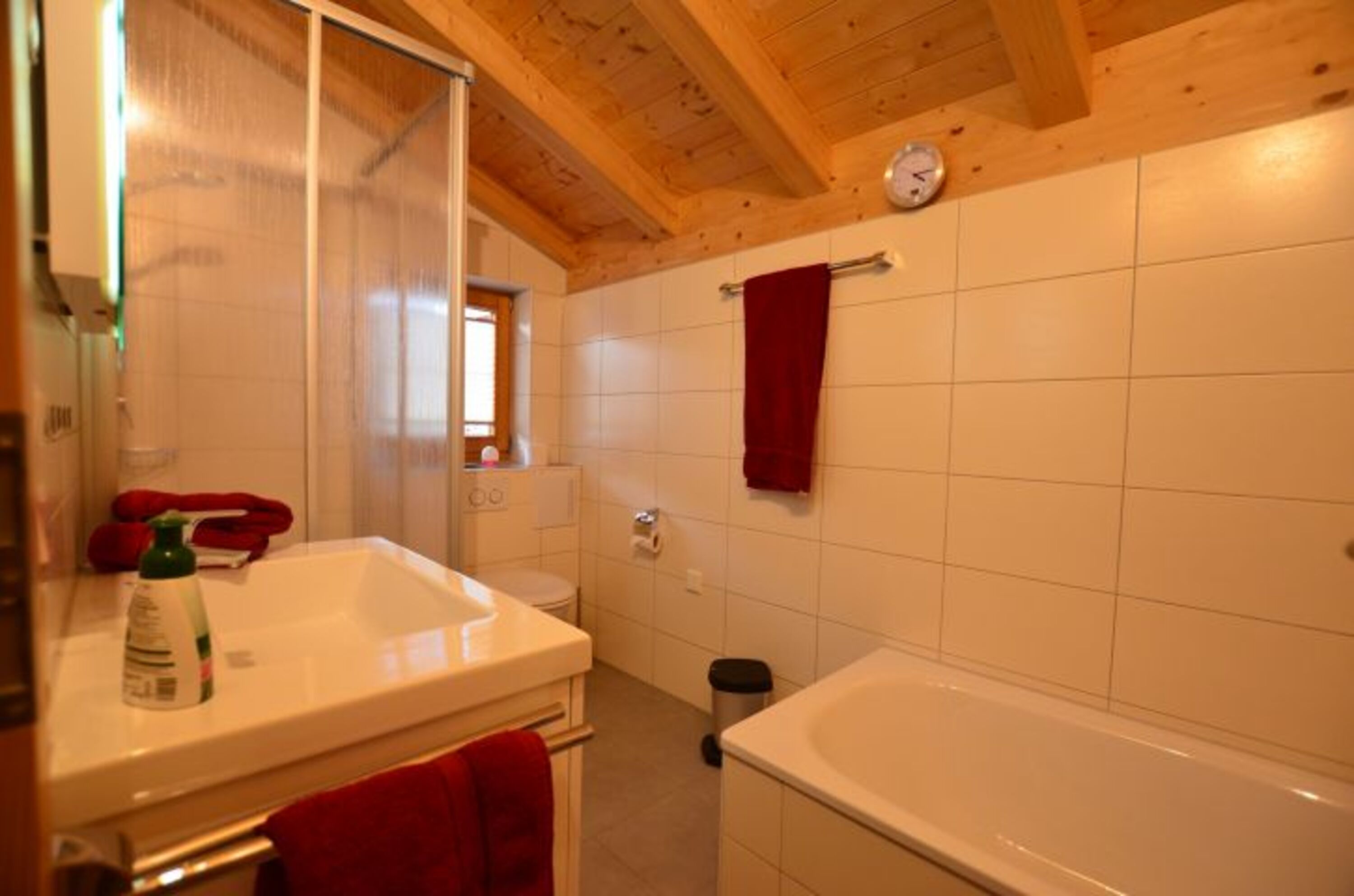 Badezimmer OG Badewanne und Dusche