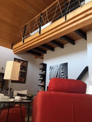 Blick zum Loft mit Bett