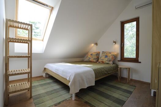 Schlafzimmer mit Tür/ Obergeschoss