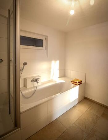 Großes Bad mit Badewanne 