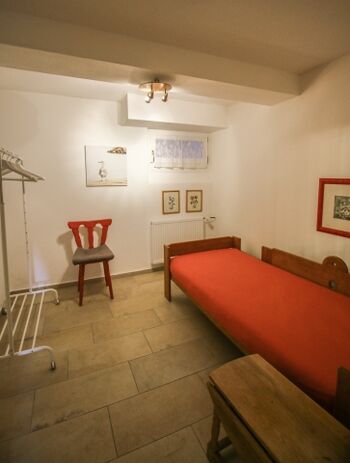 Kleines Zimmer mit Einzelbett
