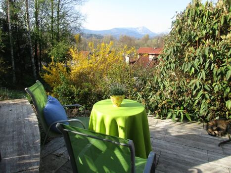 Traumhafter Sitzplatz im Garten mit Blick zum Hochfelln