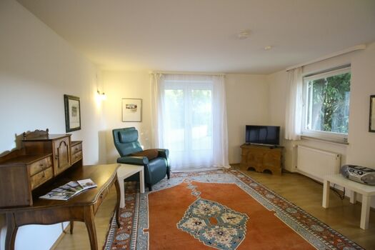 Sekretär und Ledersessel im Wohnzimmer