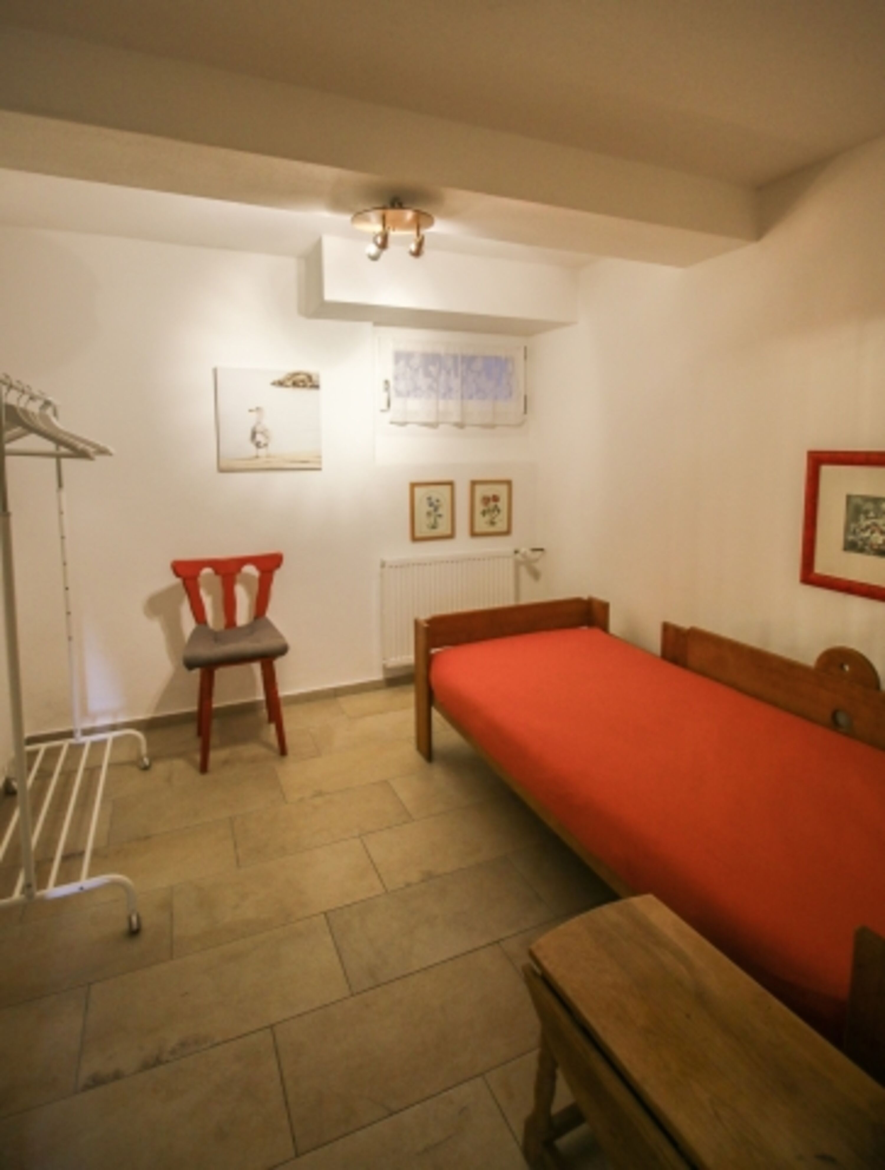 Kleines Zimmer mit Einzelbett