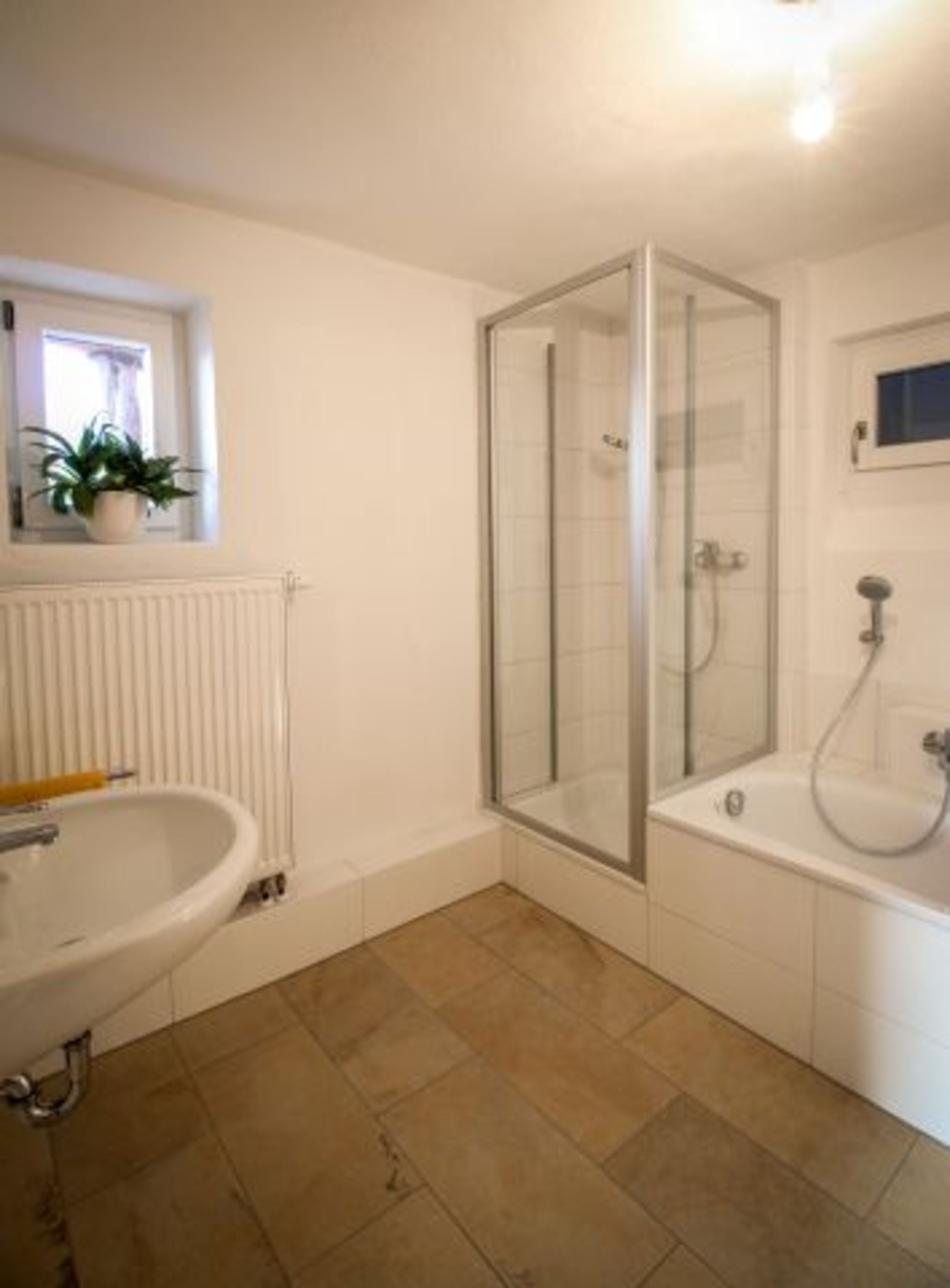Großes Bad mit Badewanne 