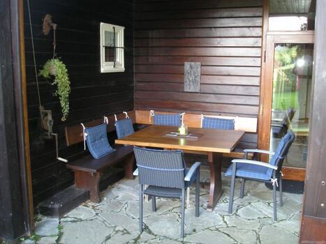 Sitzgruppe unter Teilüberdachung große Terrasse