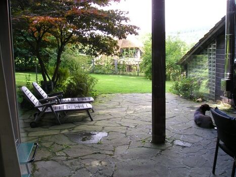 Blick von Kombizimmer auf große Terrasse