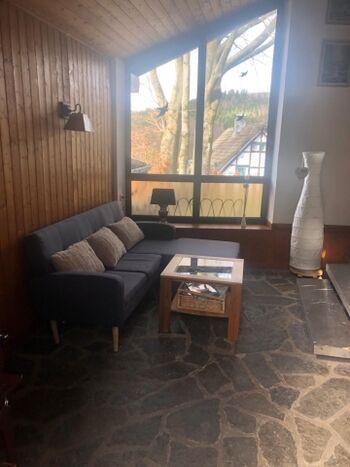 Couch im Kaminzimmer ( Ansicht von Terrasse)