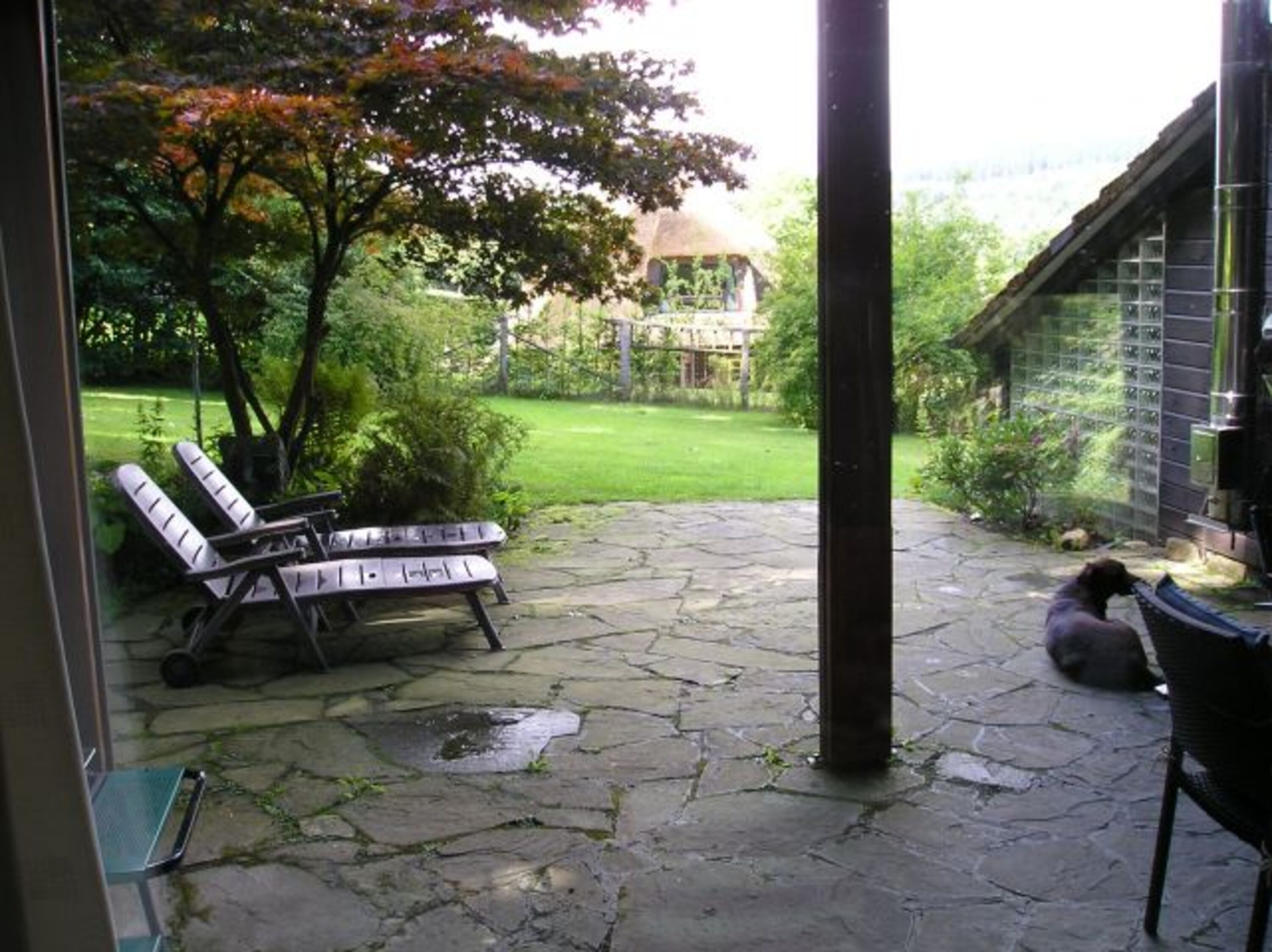 Blick von Kombizimmer auf große Terrasse