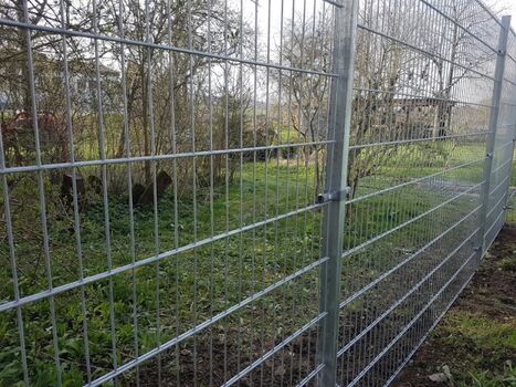 2,03 m hoher Zaun um das komplette Grundstück