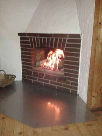 offener Kamin im Wohnzimmer