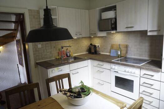 Küche mit antikem Esstisch