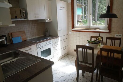 Küche mit antikem Esstisch