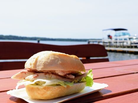 Ein leckeres Fischbrötchen mit Ausblick auf den See genießen