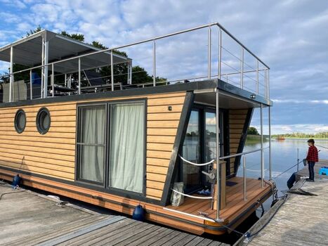 Schwimmendes Ferienhaus inklusive Ruderboot